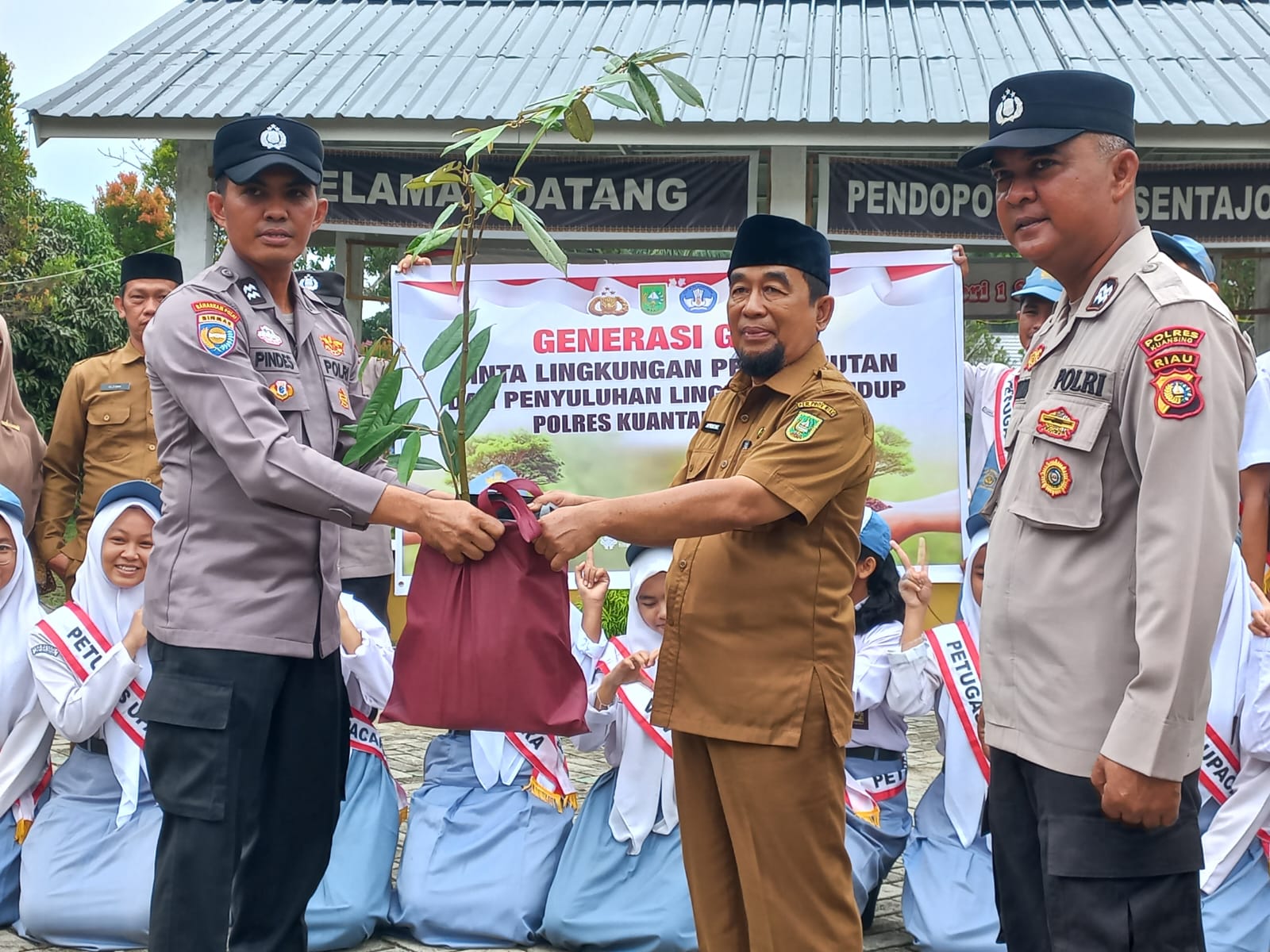 Simbolis serah terima pohon